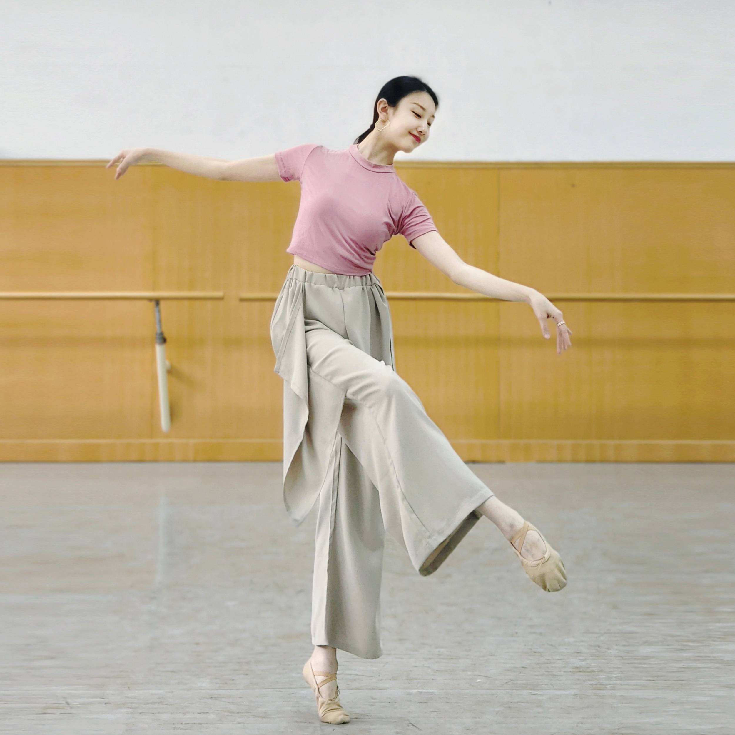 Short dance service T -shirt Modern dance exercise, yoga body training suit ballet short -sleeved shirt summer jazz dance