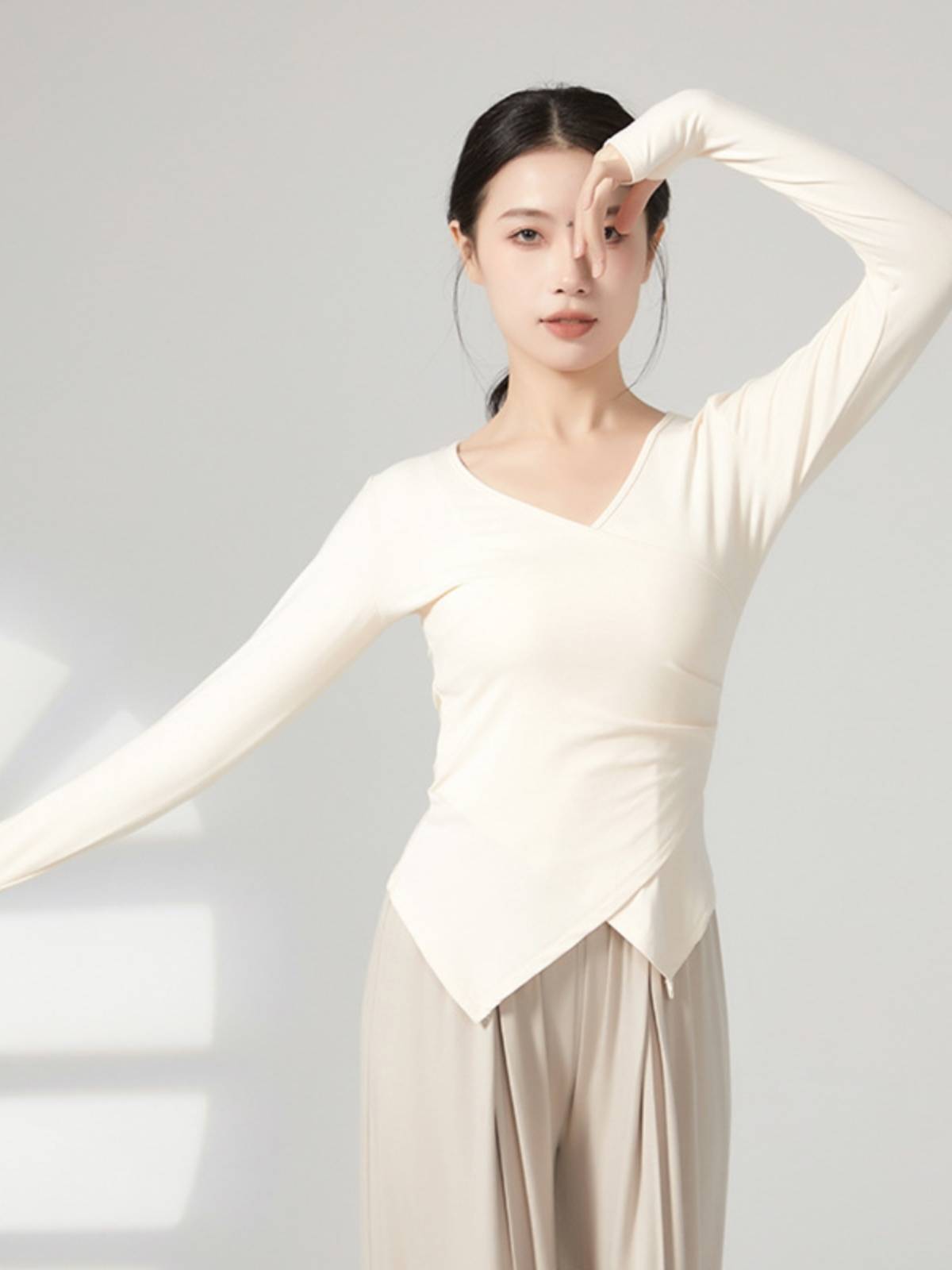 Practicing service spring and autumn modern dance, irregular hem long -sleeved top female classical Chinese dance -shaped teacher dance service