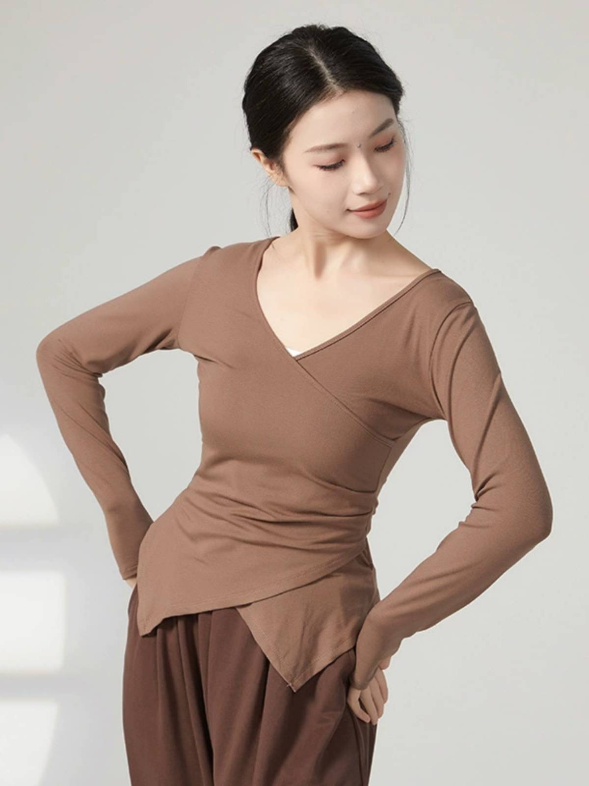 Practicing service spring and autumn modern dance, irregular hem long -sleeved top female classical Chinese dance -shaped teacher dance service