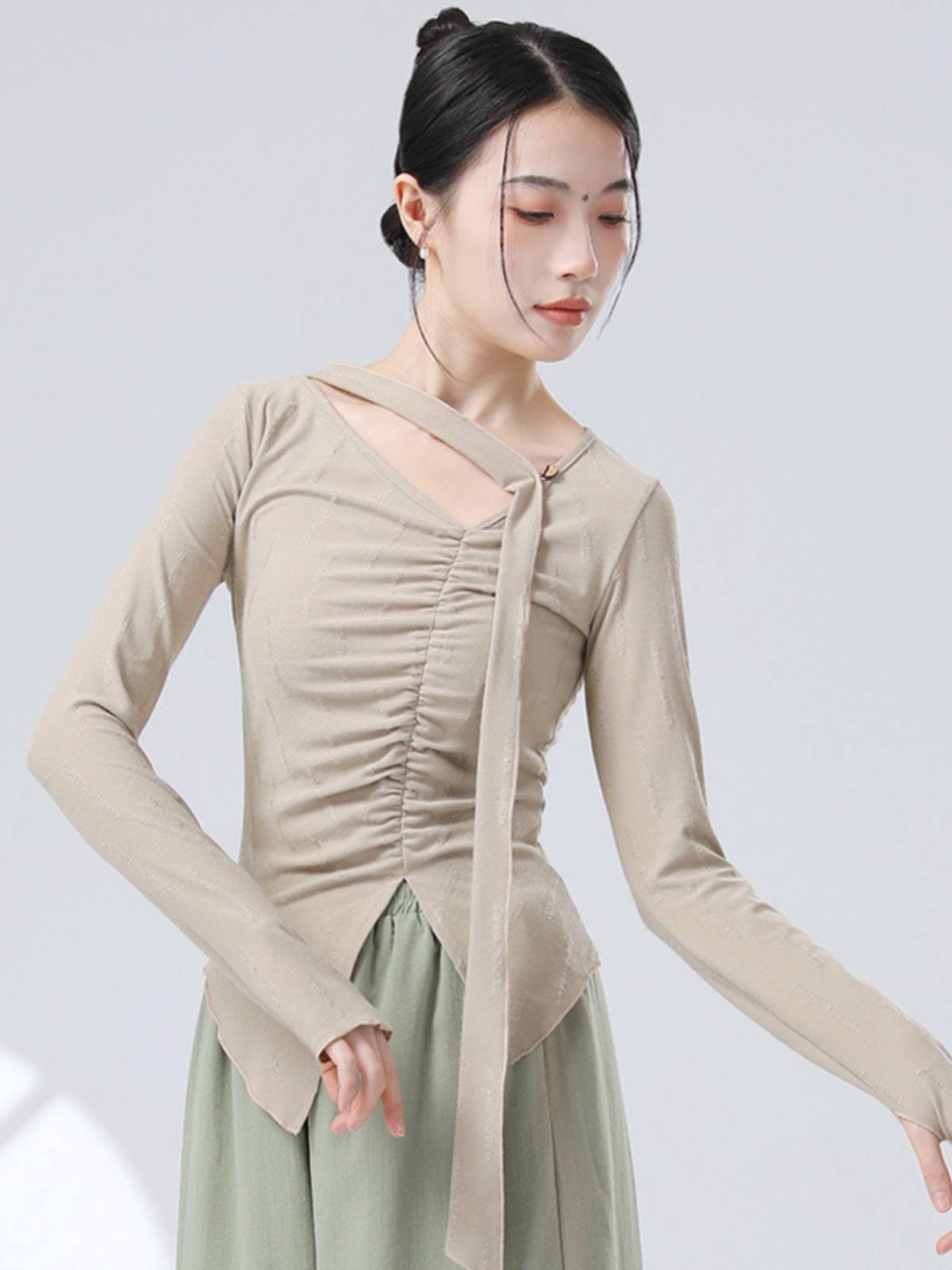 Modern dance design sense waist is thin and thin waste soil V -neck band long sleeve sleeve refers to daily dance dance practice clothes