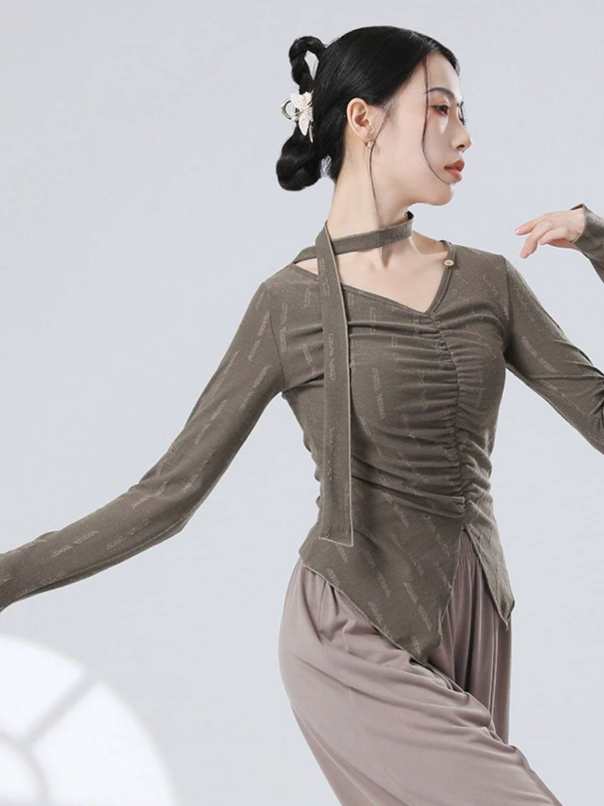 Modern dance design sense waist is thin and thin waste soil V -neck band long sleeve sleeve refers to daily dance dance practice clothes