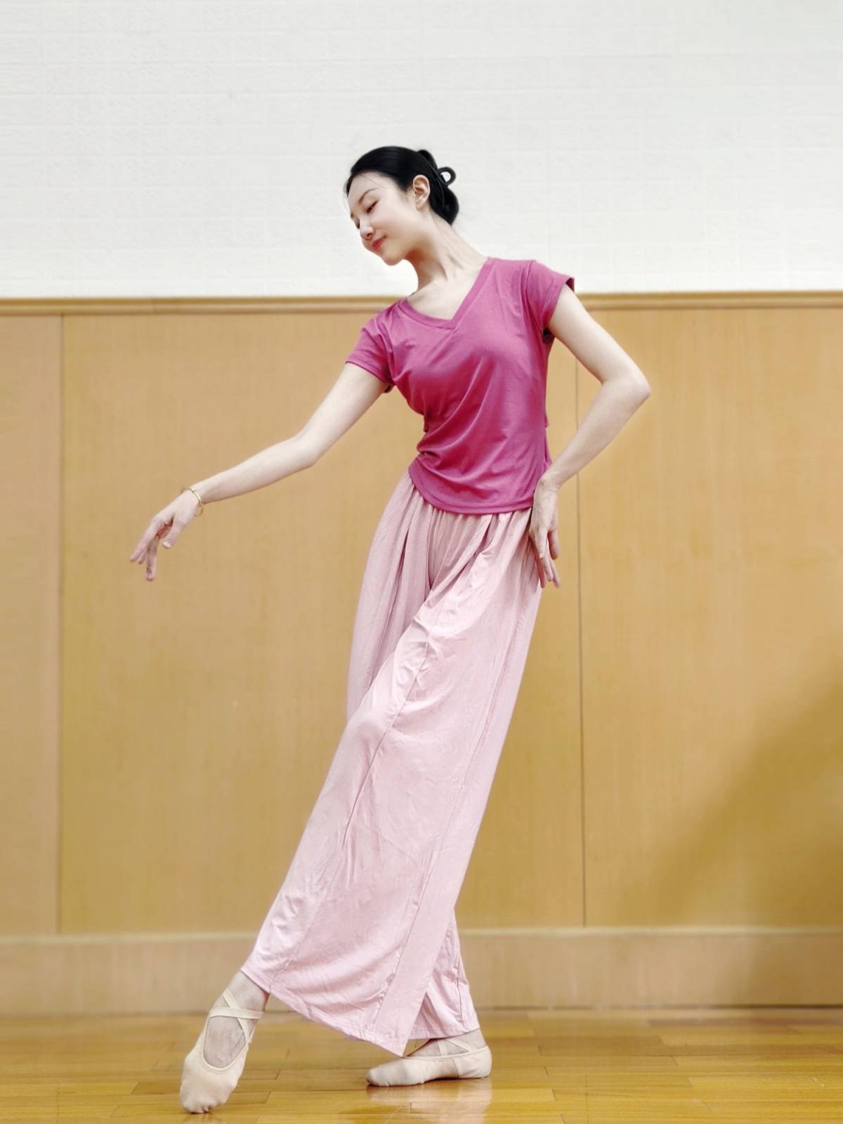 Classical dance -shaped body exercise uniforms in summer new daily clothes can wear back -back modern dance short -sleeved dance clothes