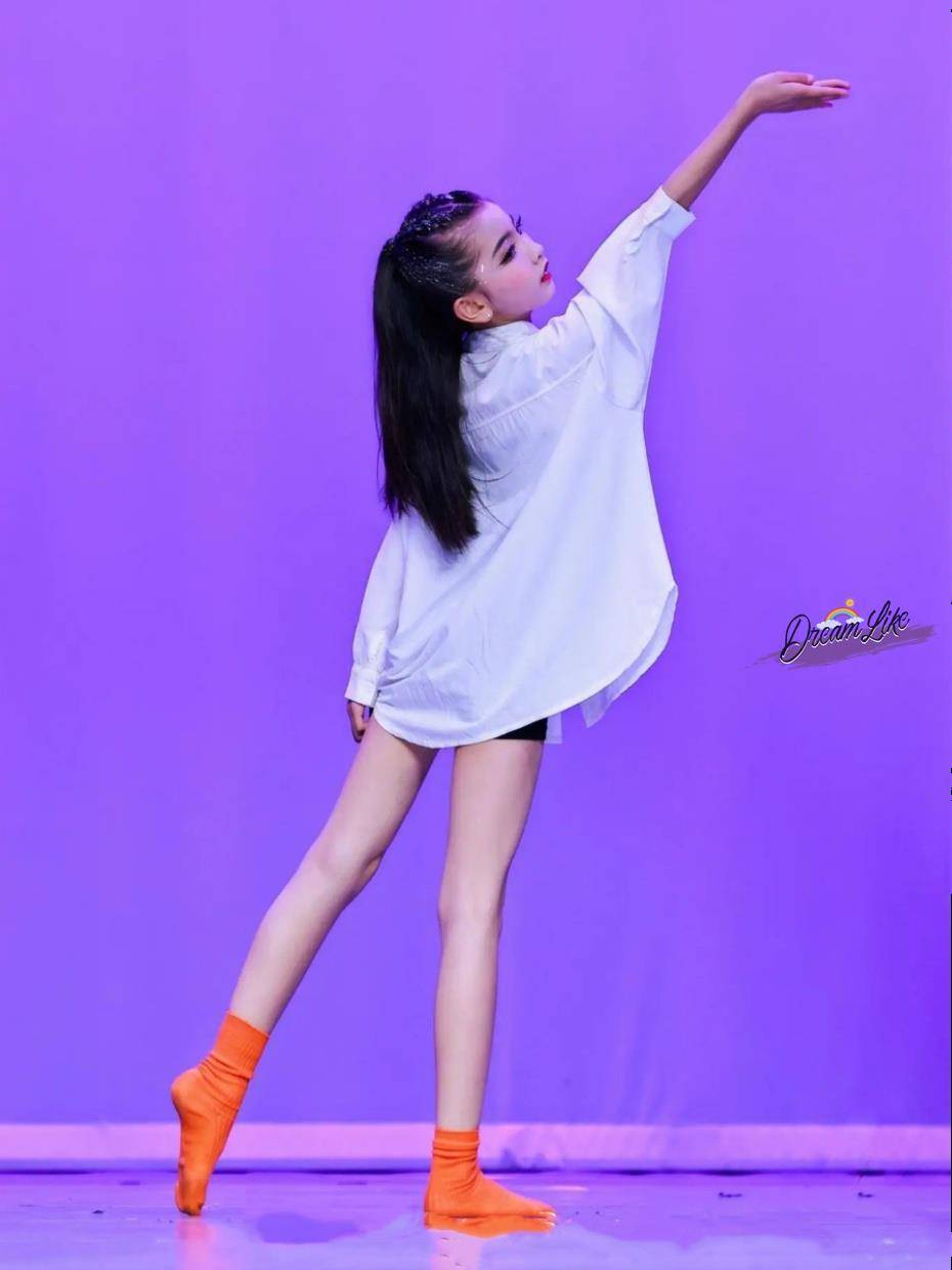 The same model of Douyin may be modern dance girl classical lyrical style jazz Chinese dance white large size shirt performance service