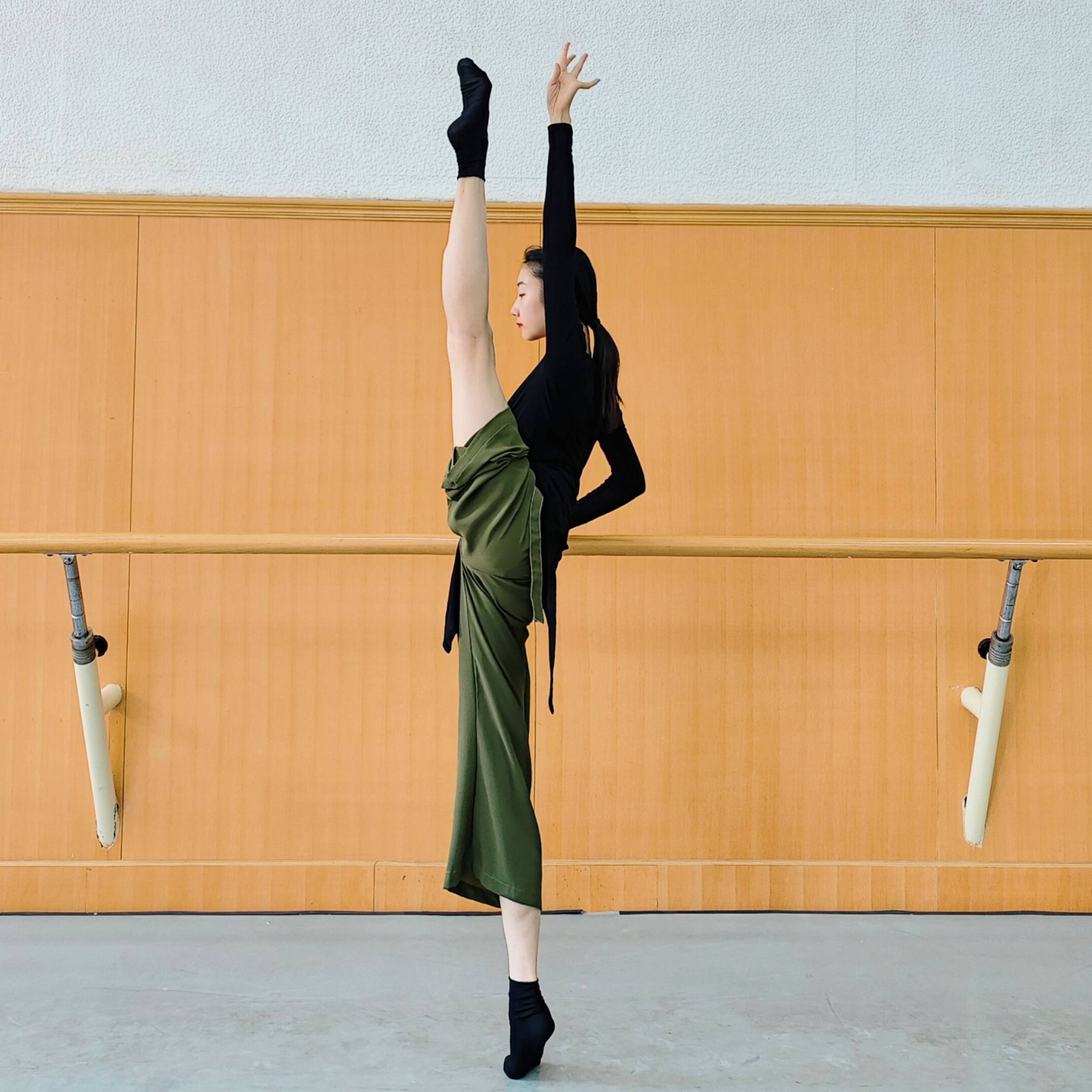 Modern dance exercise service long dance service female slim yoga top classroom base training service performance service classical art test
