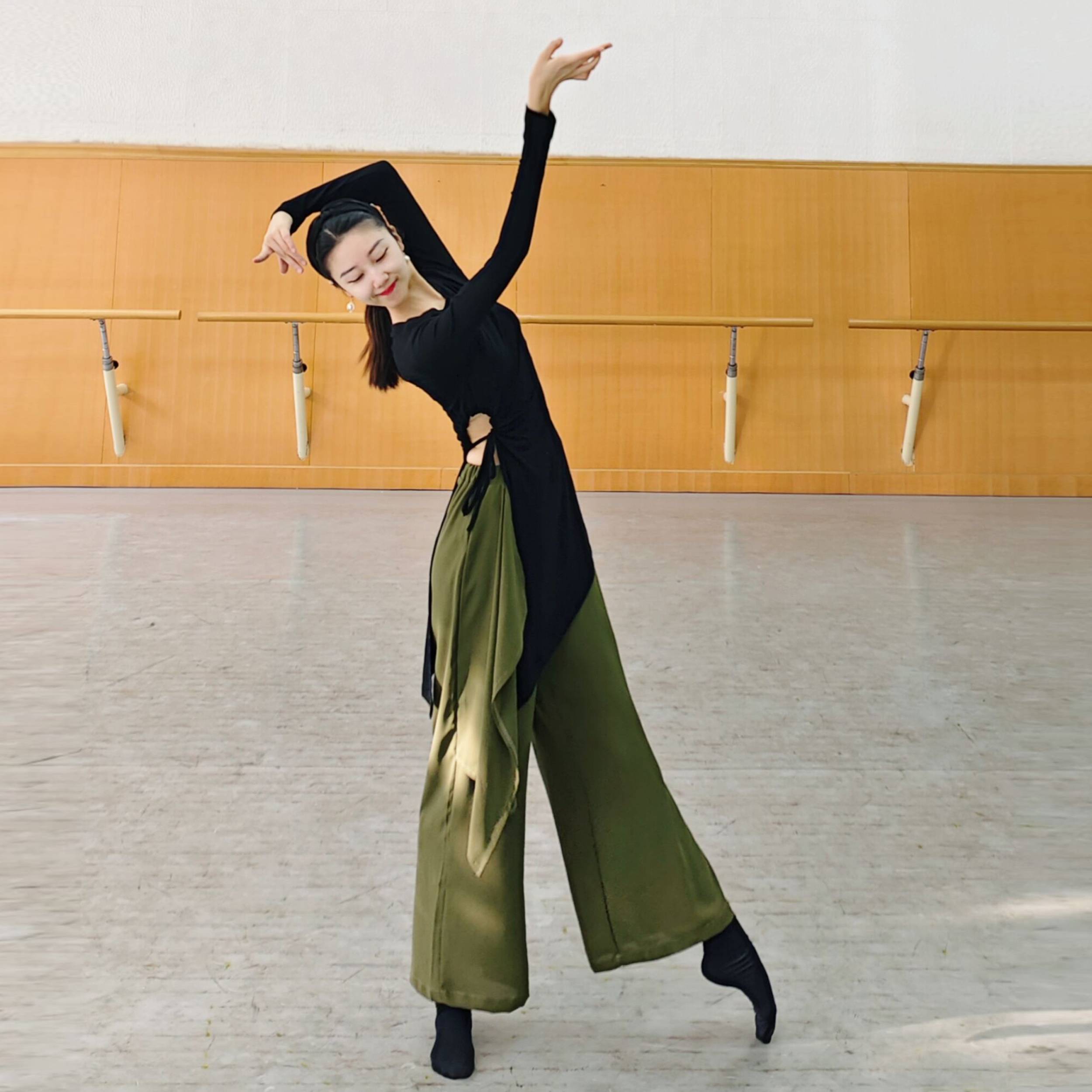 Modern dance exercise service long dance service female slim yoga top classroom base training service performance service classical art test