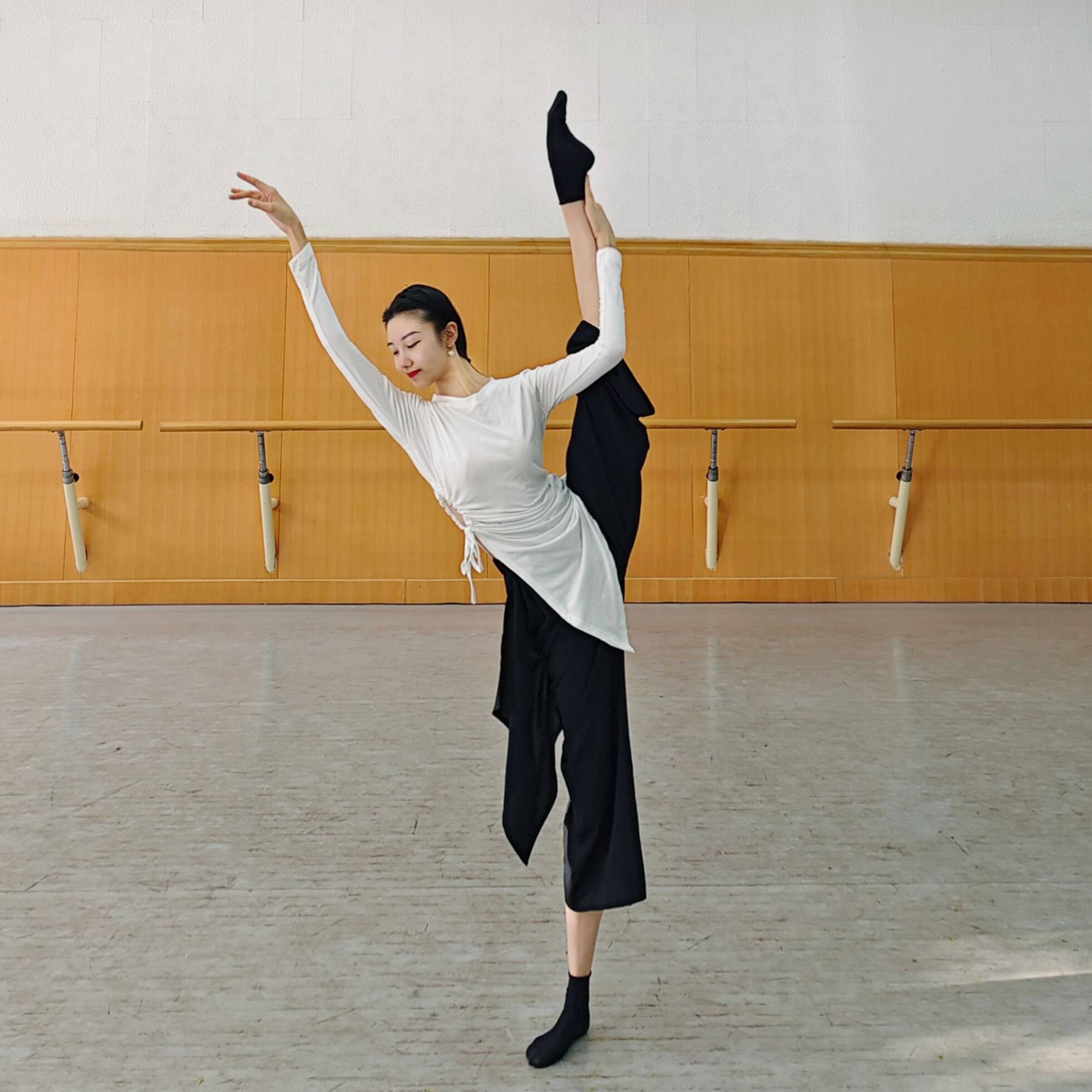 Modern dance exercise service long dance service female slim yoga top classroom base training service performance service classical art test