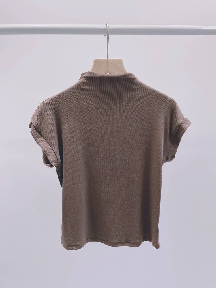A soft, stylish, half-high-collar, short-sleeved, summer-class, modern-day dance-style costume