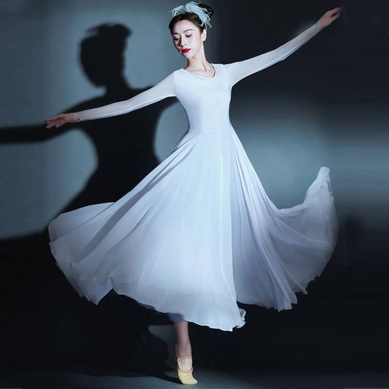 The Chinese dance service in the lights in the show is the modern dance of modern dances in the light red dress. Wanjiang opening dance girl