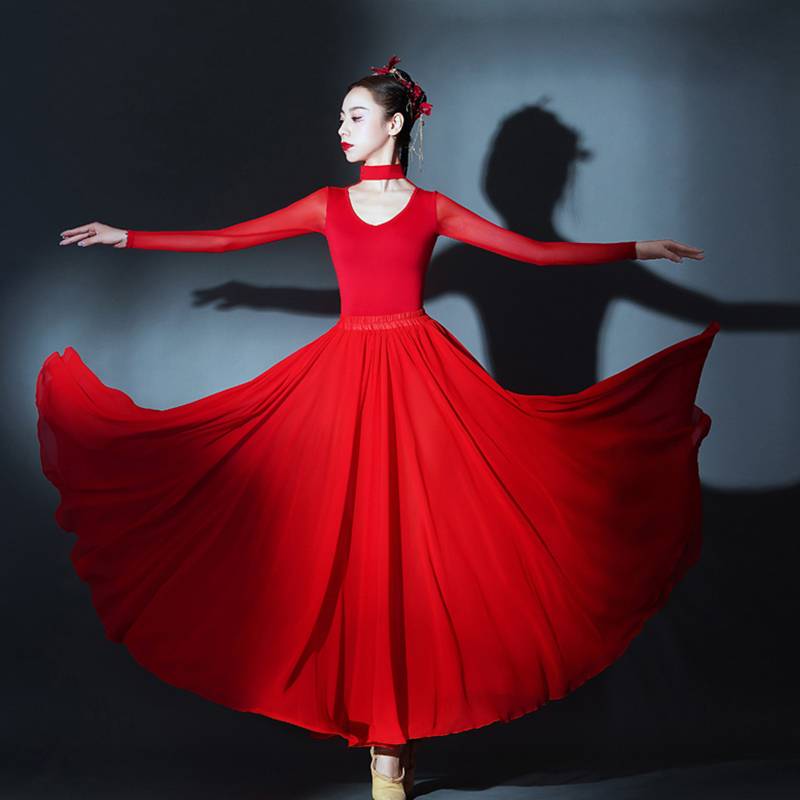The Chinese dance service in the lights in the show is the modern dance of modern dances in the light red dress. Wanjiang opening dance girl