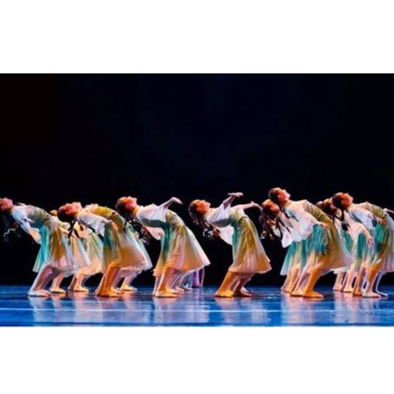 A modern dance suit of five and four young people is changing
