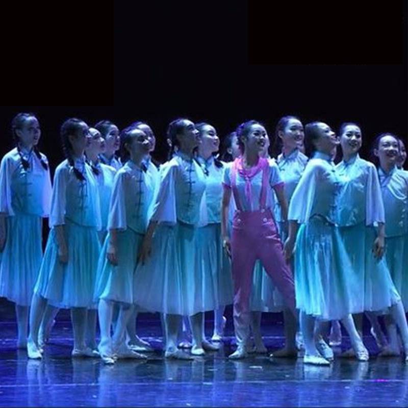 A modern dance suit of five and four young people is changing