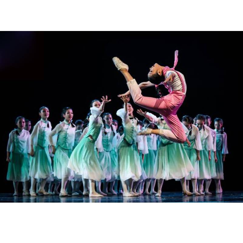 A modern dance suit of five and four young people is changing