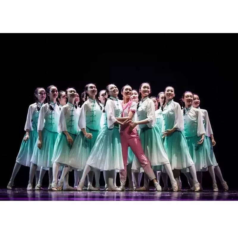 A modern dance suit of five and four young people is changing
