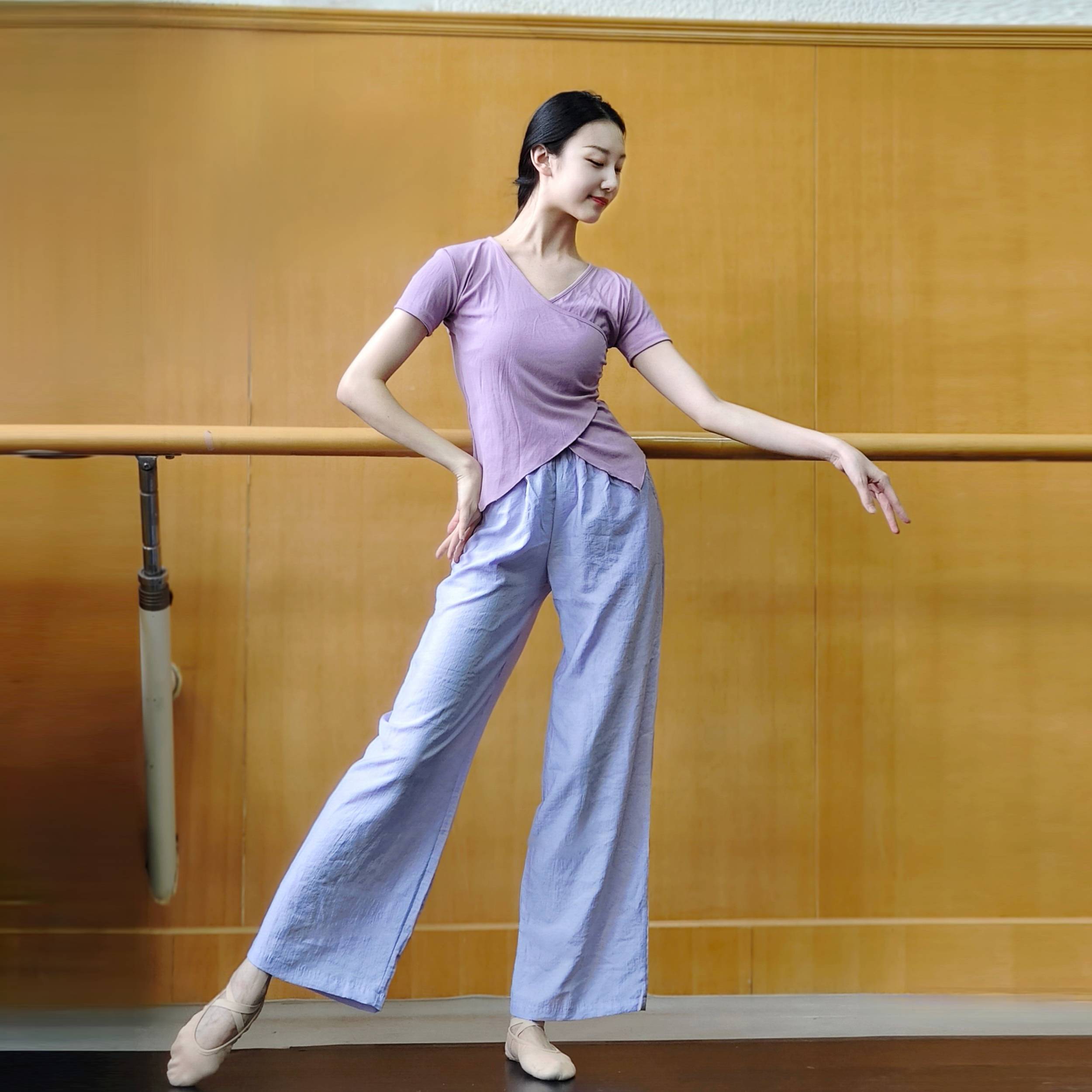 Short -sleeved modern dance new dance service slim girl Xia X -neck base training uniform classical dance exercise uniform top