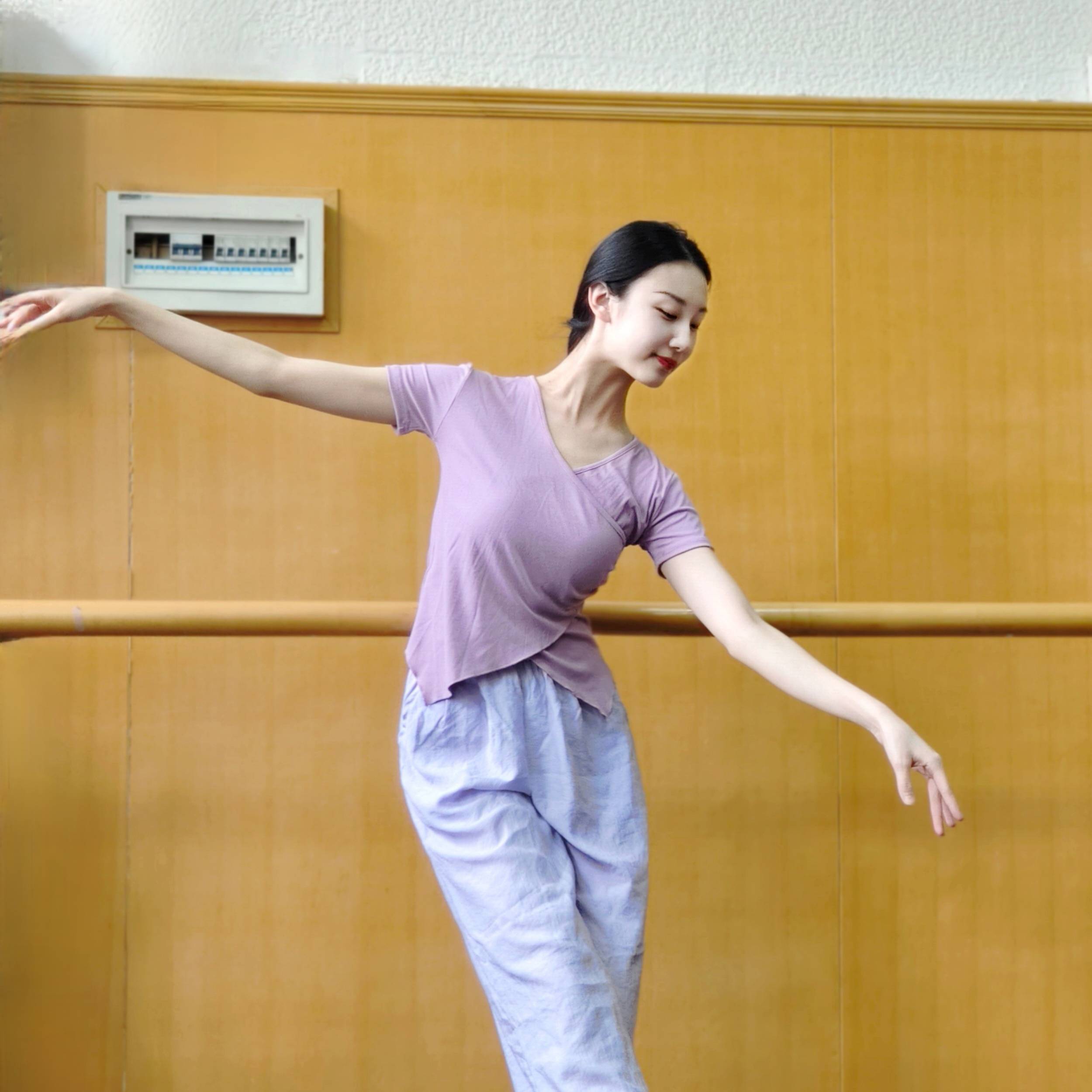 Short -sleeved modern dance new dance service slim girl Xia X -neck base training uniform classical dance exercise uniform top