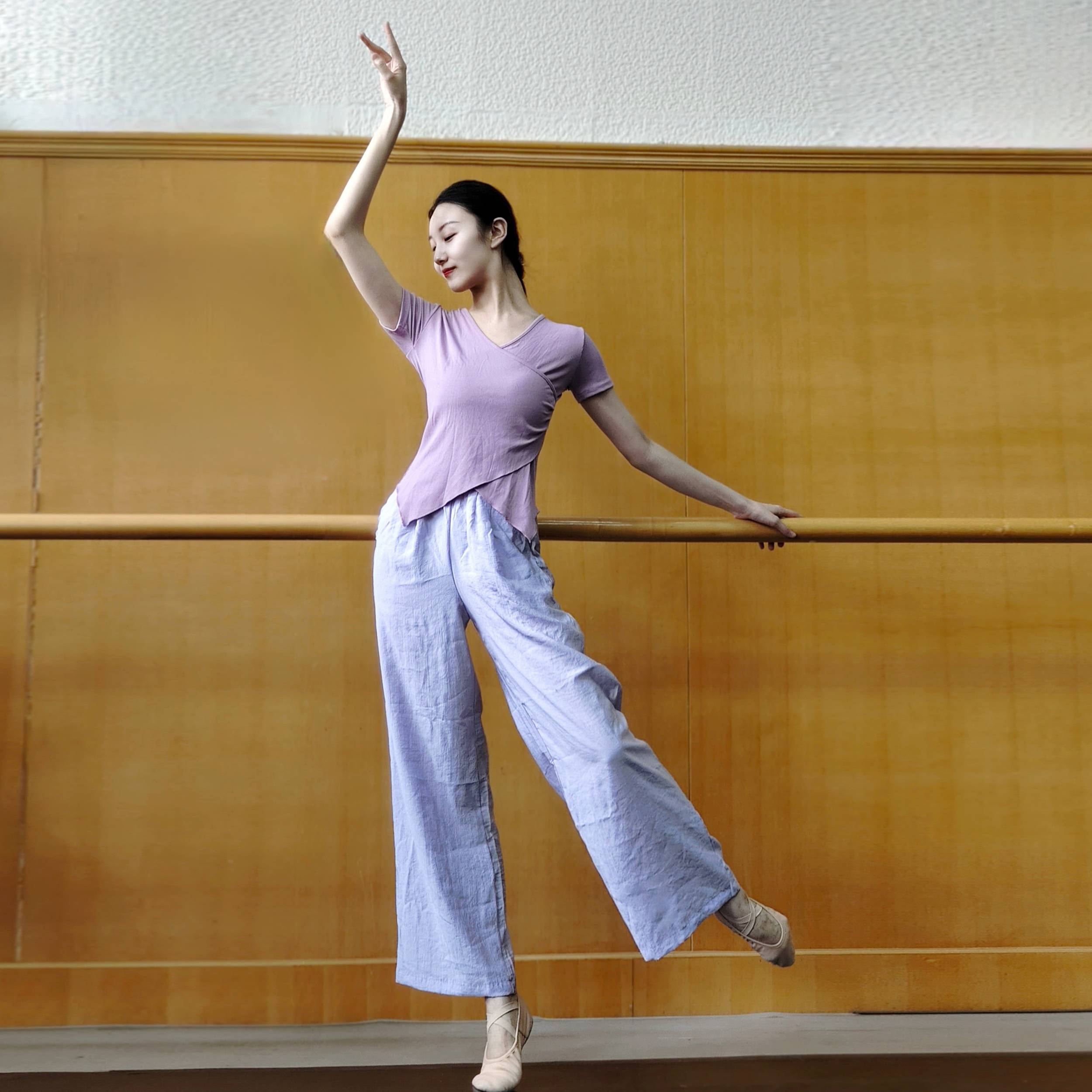 Short -sleeved modern dance new dance service slim girl Xia X -neck base training uniform classical dance exercise uniform top