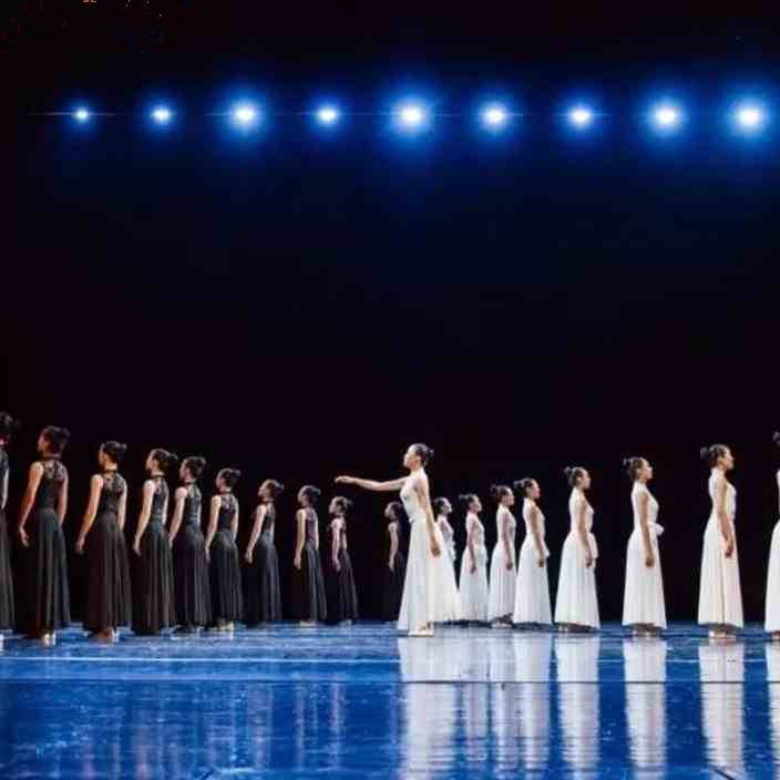 Modern dance performances our songs with the same dance service female May 4th youth chorus dress big skirt practice service