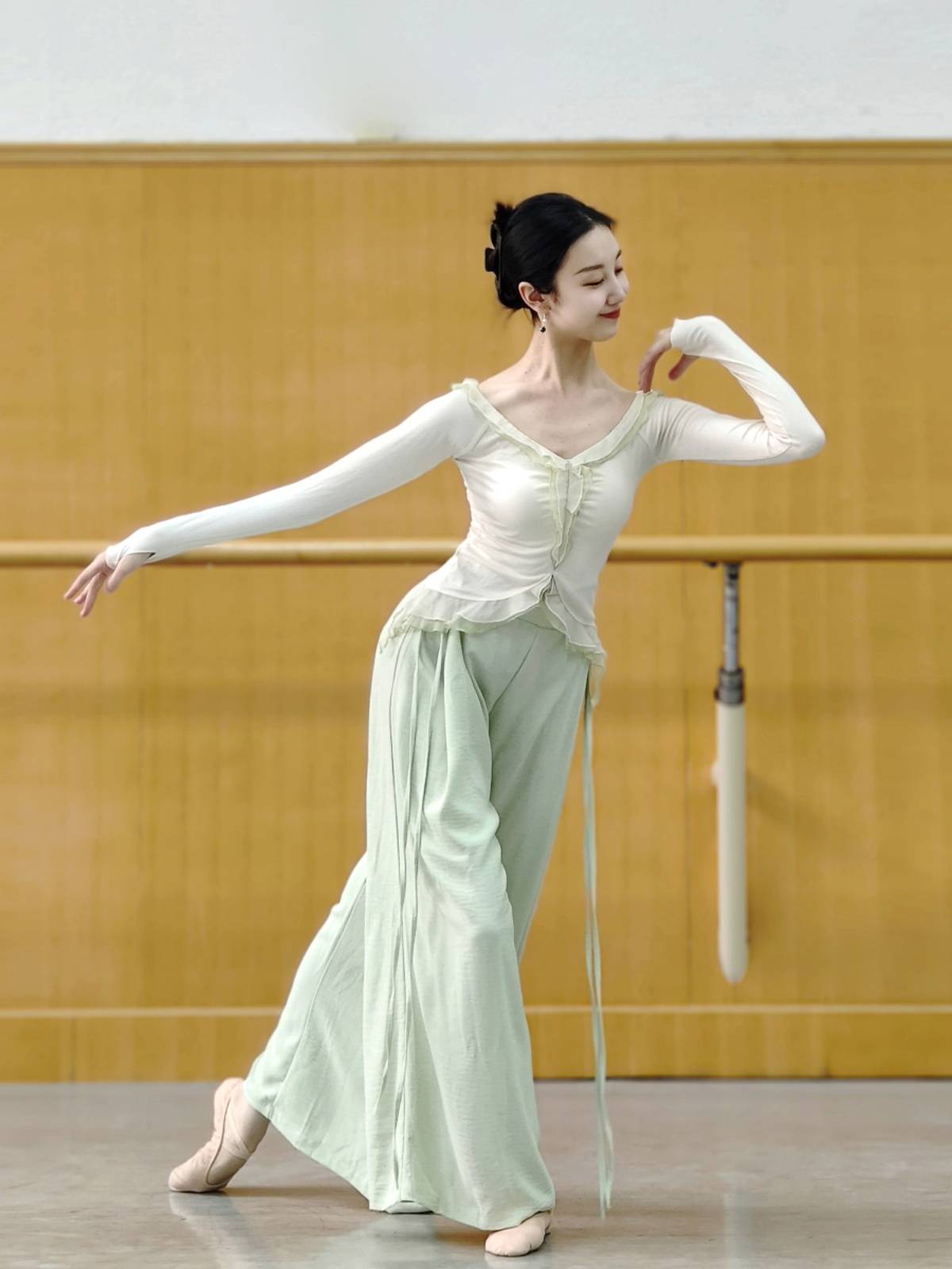 Classical dance long -sleeved top practice service modern dance girl spring and summer adult Chinese dance -shaped clothing new dance clothing