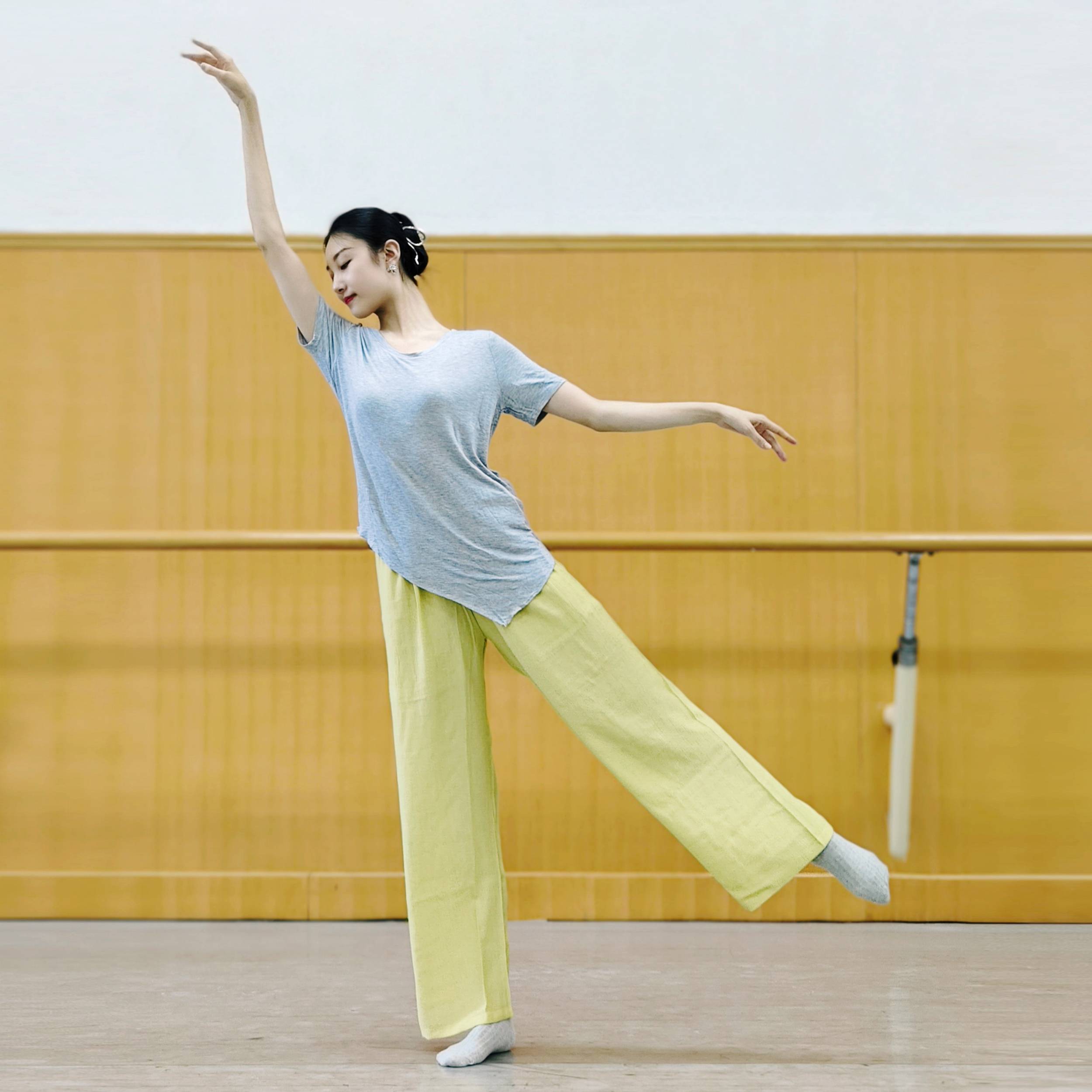 Short -sleeved exercise service summer modern dance service loose Modal top irregular training service jazz dance yoga uniform