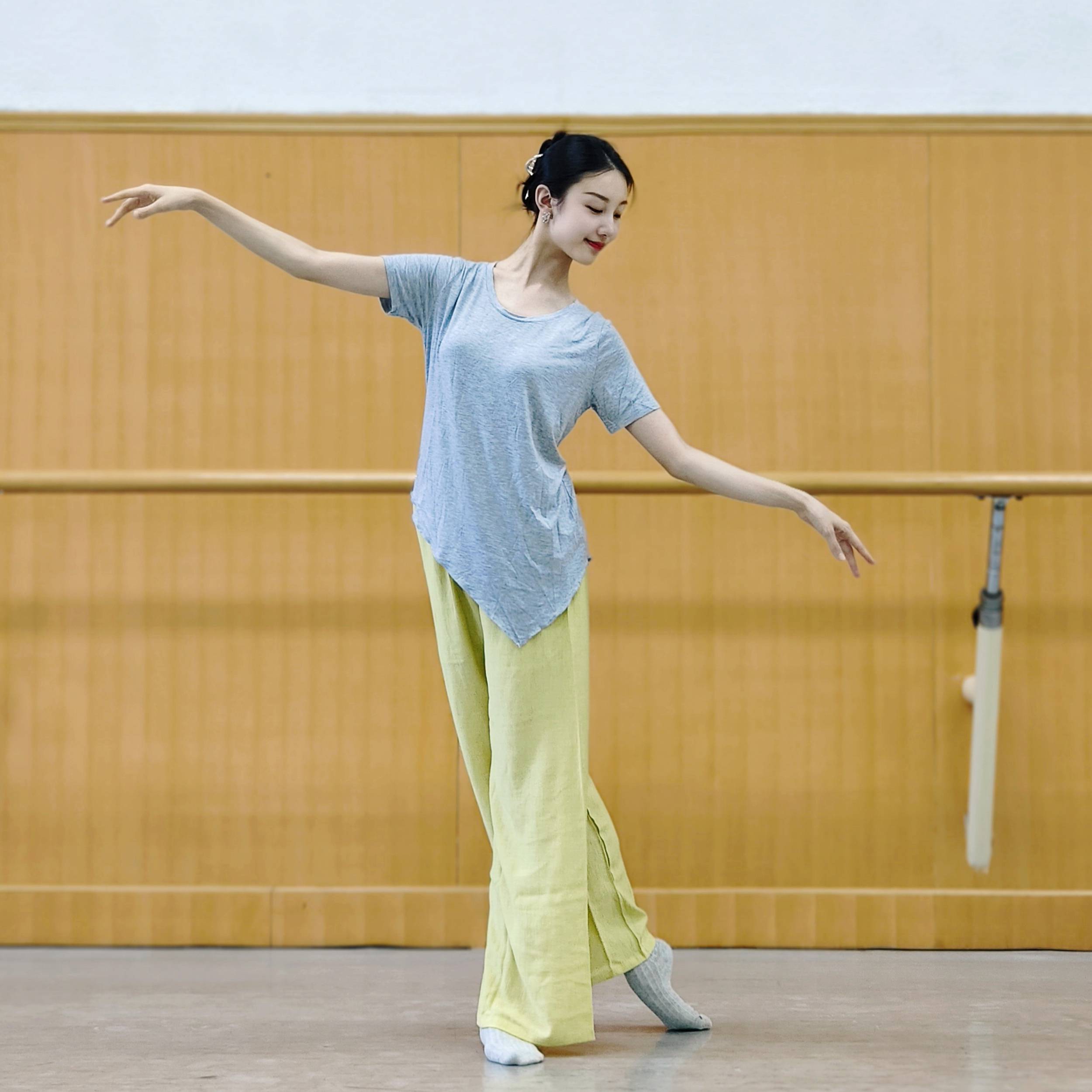 Short -sleeved exercise service summer modern dance service loose Modal top irregular training service jazz dance yoga uniform