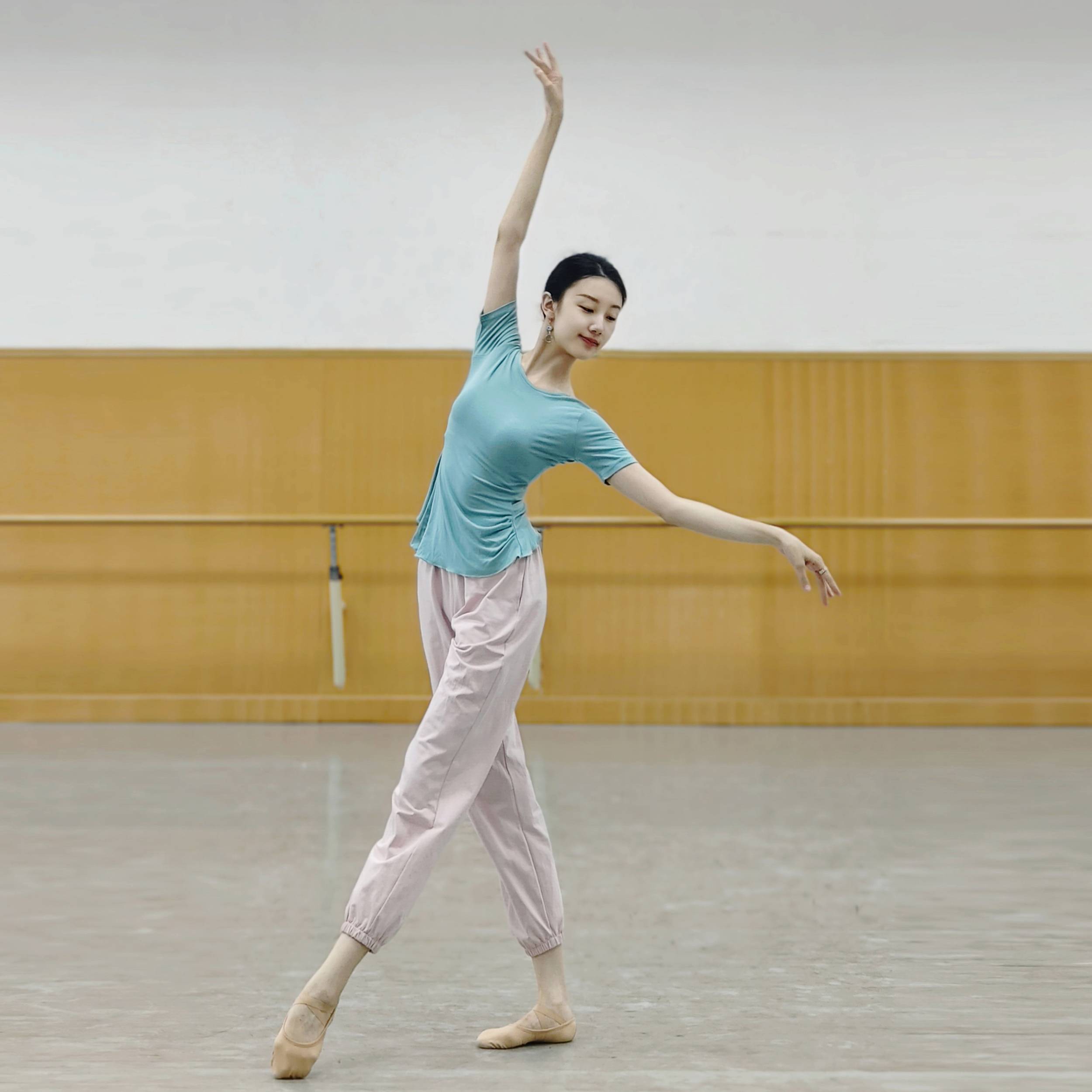 MODALE DANCES MODERN-DAY SHORT-SLEEVED, BLACK-COLLAR-COLOURED CHOREOGRAPHY