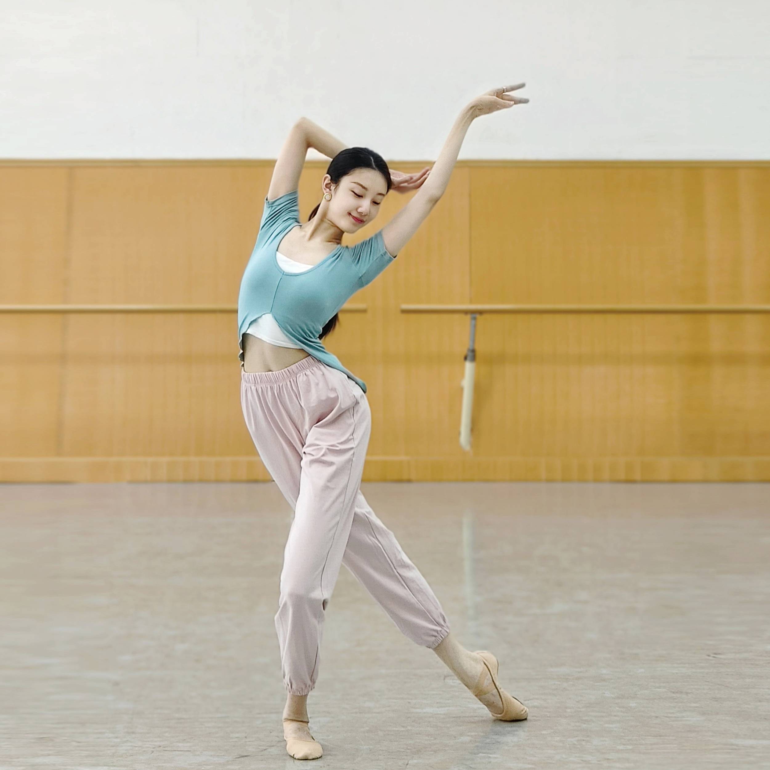 MODALE DANCES MODERN-DAY SHORT-SLEEVED, BLACK-COLLAR-COLOURED CHOREOGRAPHY