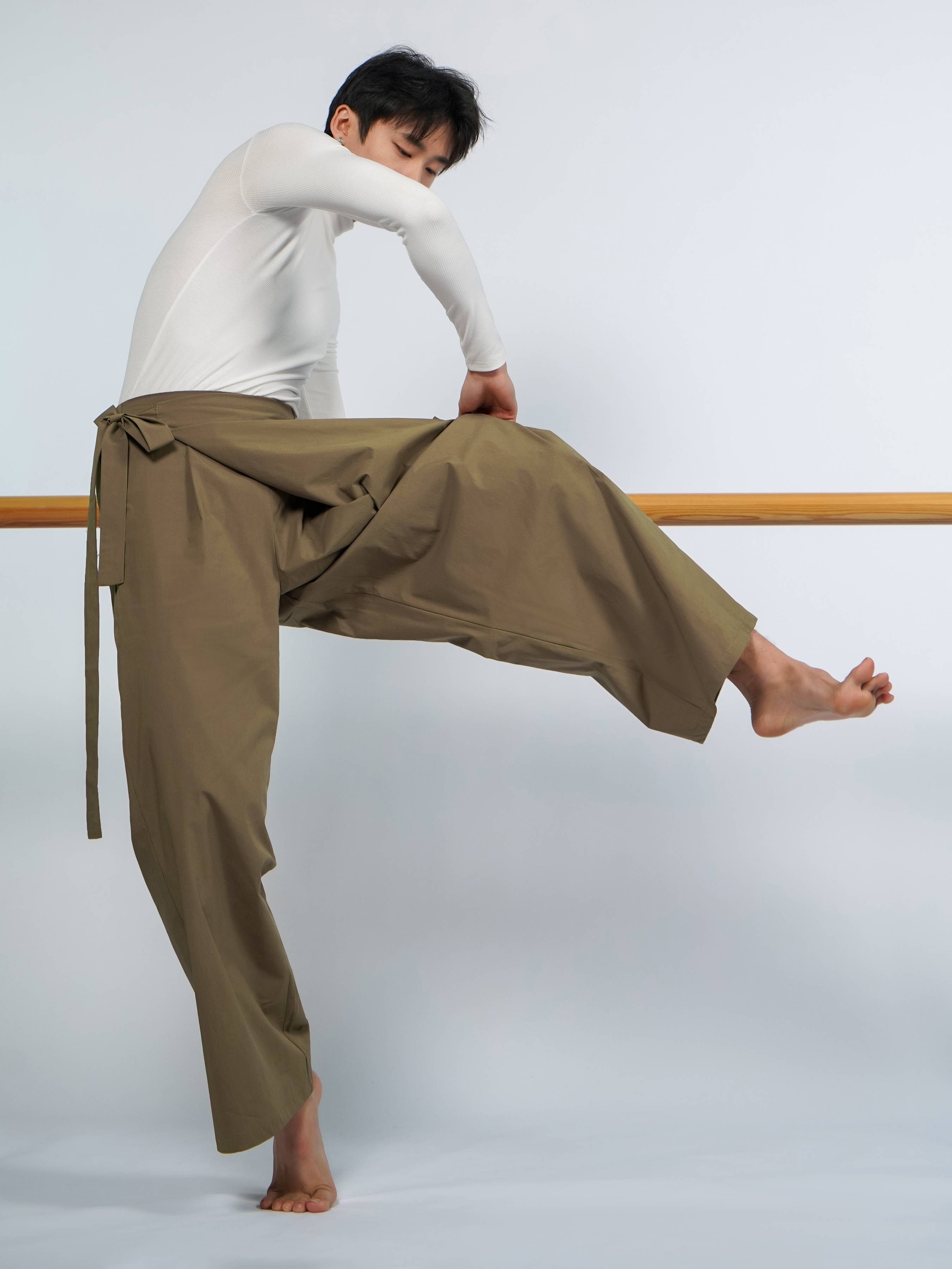Put a TF0102 Modern Dance Pants Male Women Black Slender Loose Poor Naoki Pants Wide Pants Performance Services