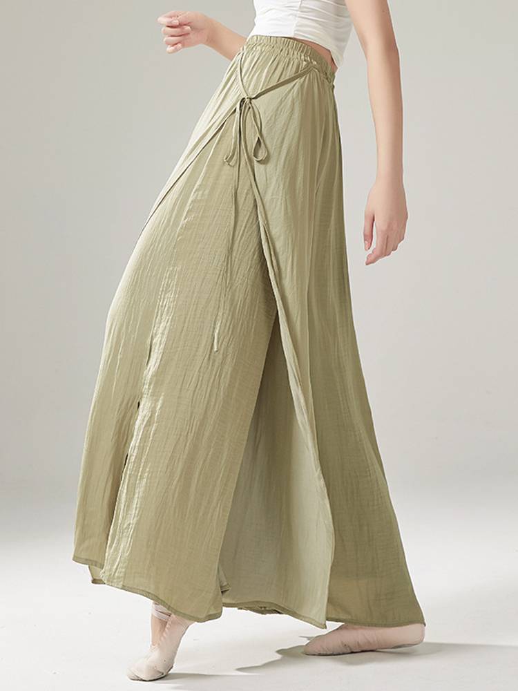 Flying with a classic modern dance exam with a broad-legged pants on the side