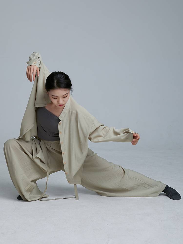 Gorgeous show modern dance exercise, elegant shirt, wearing jazz dance top classical dance loose dance clothes