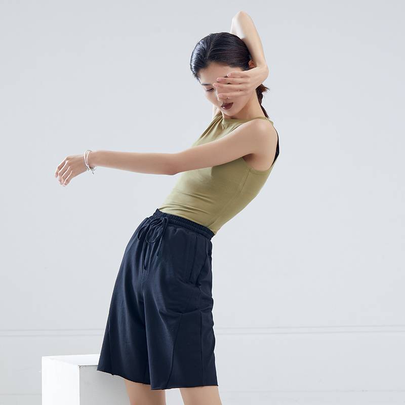 The Chinese classic dance costume with the modern choreographer