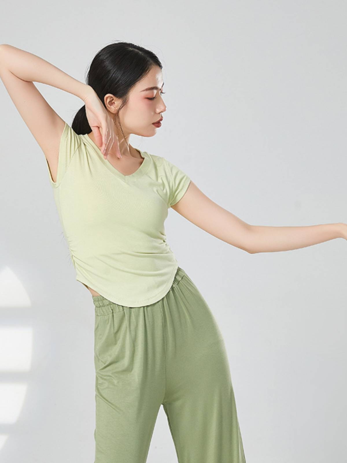 V -neck base dance service female short -sleeved Chinese dance classical dance modern dance exercise artistic service