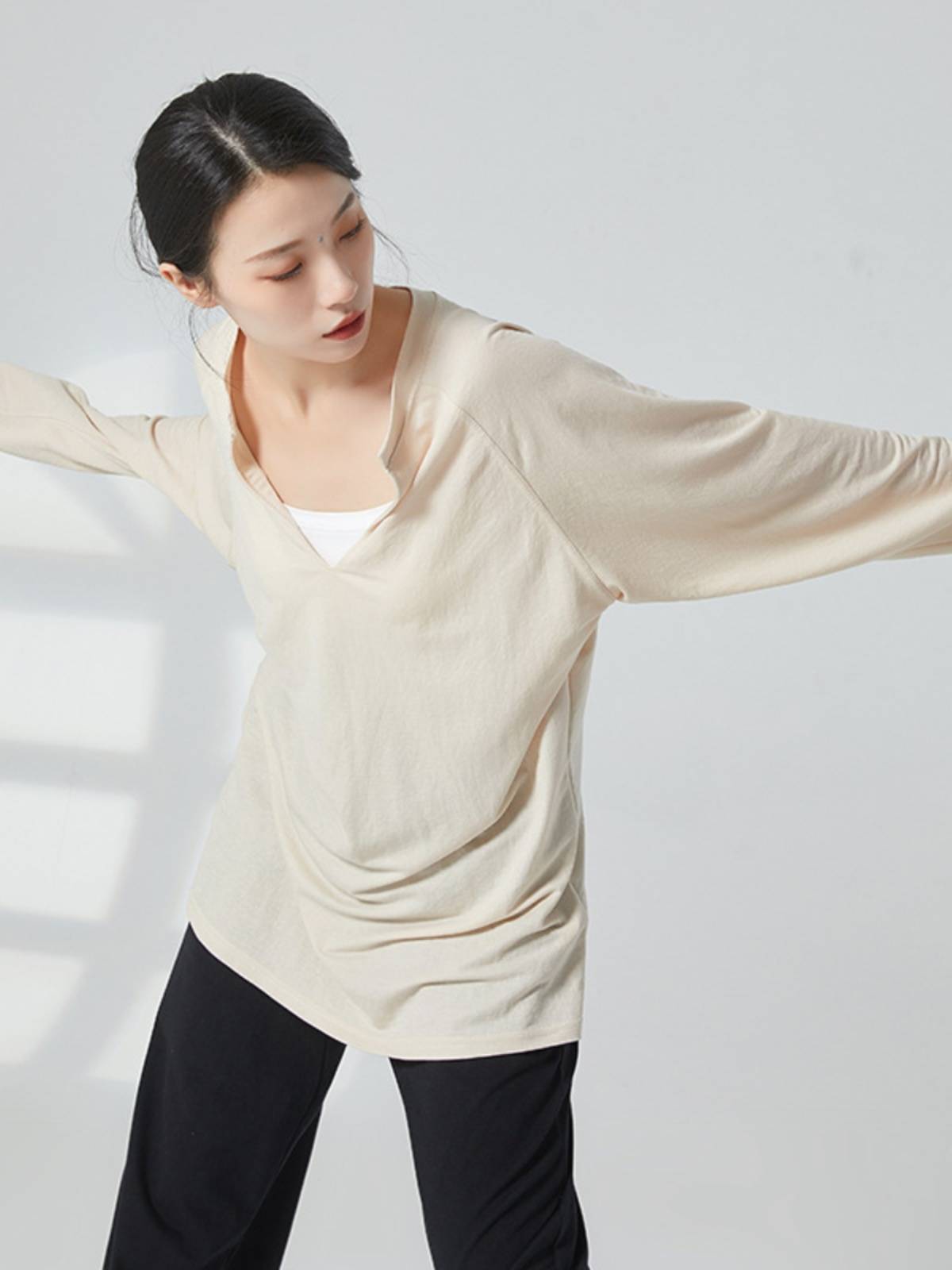 Modern Dance Classical Dance Birthday often wear high -end loose deep V men and women, the same personality long -sleeved long top top