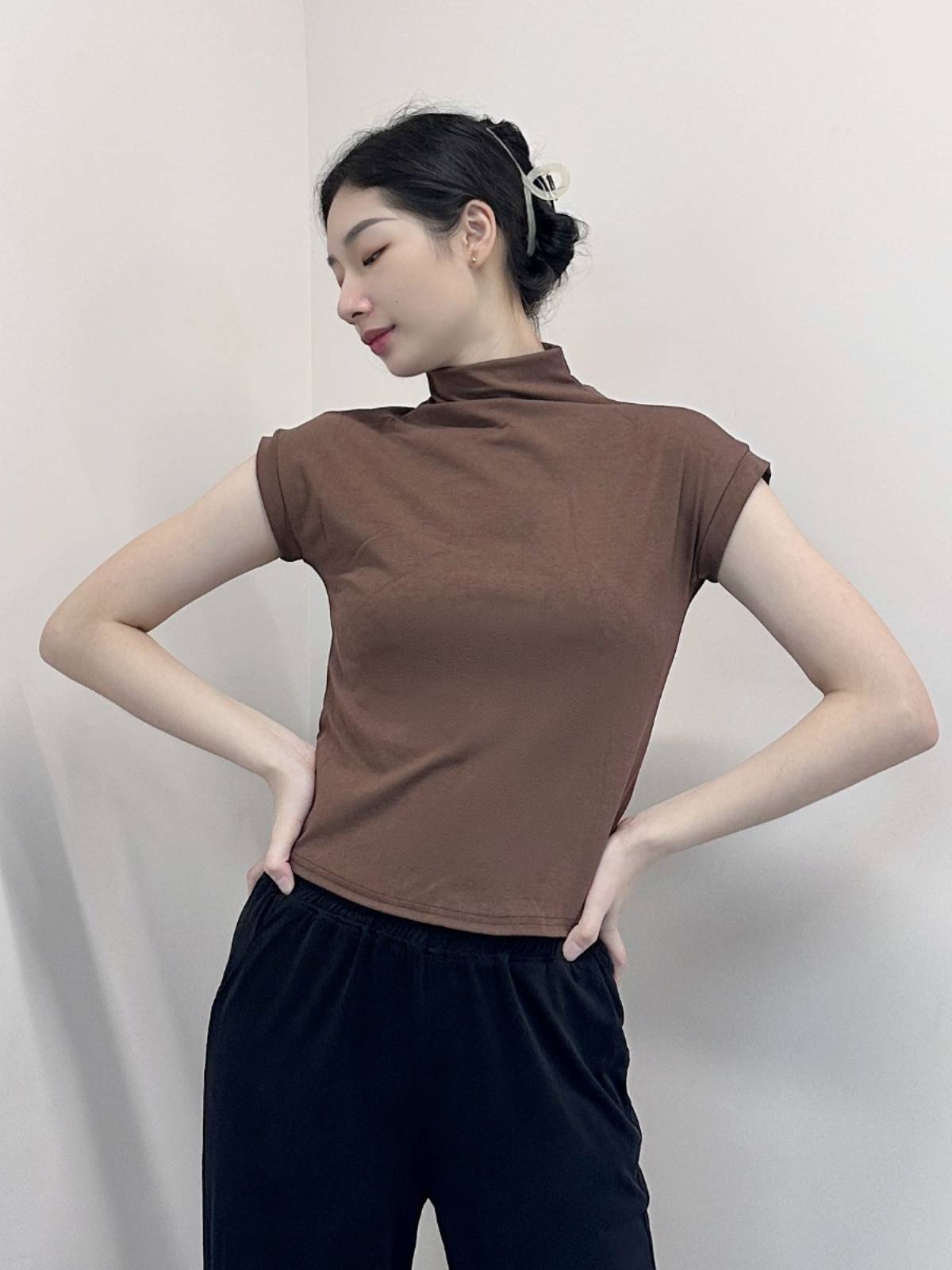 Modern dance exercise uniform small high -necked sleeveless vest top dance, showing temperament daily dancing base training uniform