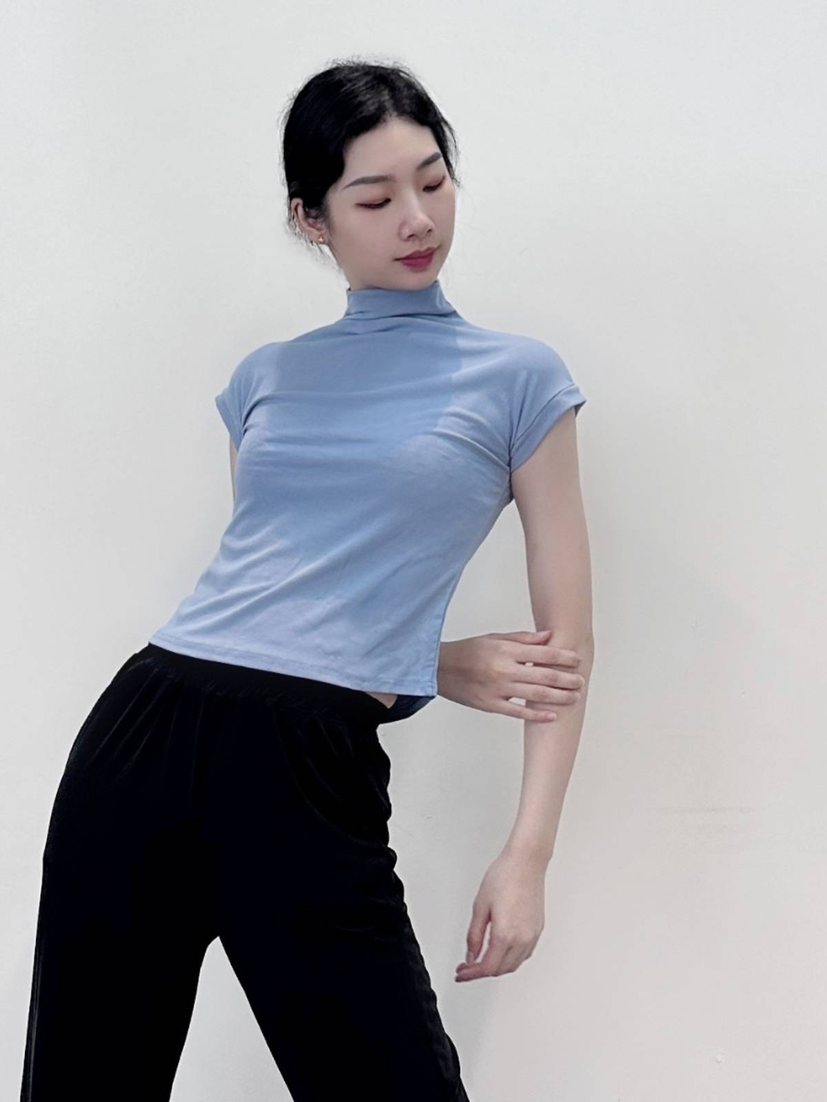 Modern dance exercise uniform small high -necked sleeveless vest top dance, showing temperament daily dancing base training uniform