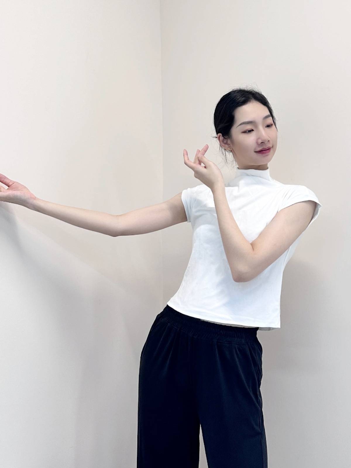Modern dance exercise uniform small high -necked sleeveless vest top dance, showing temperament daily dancing base training uniform
