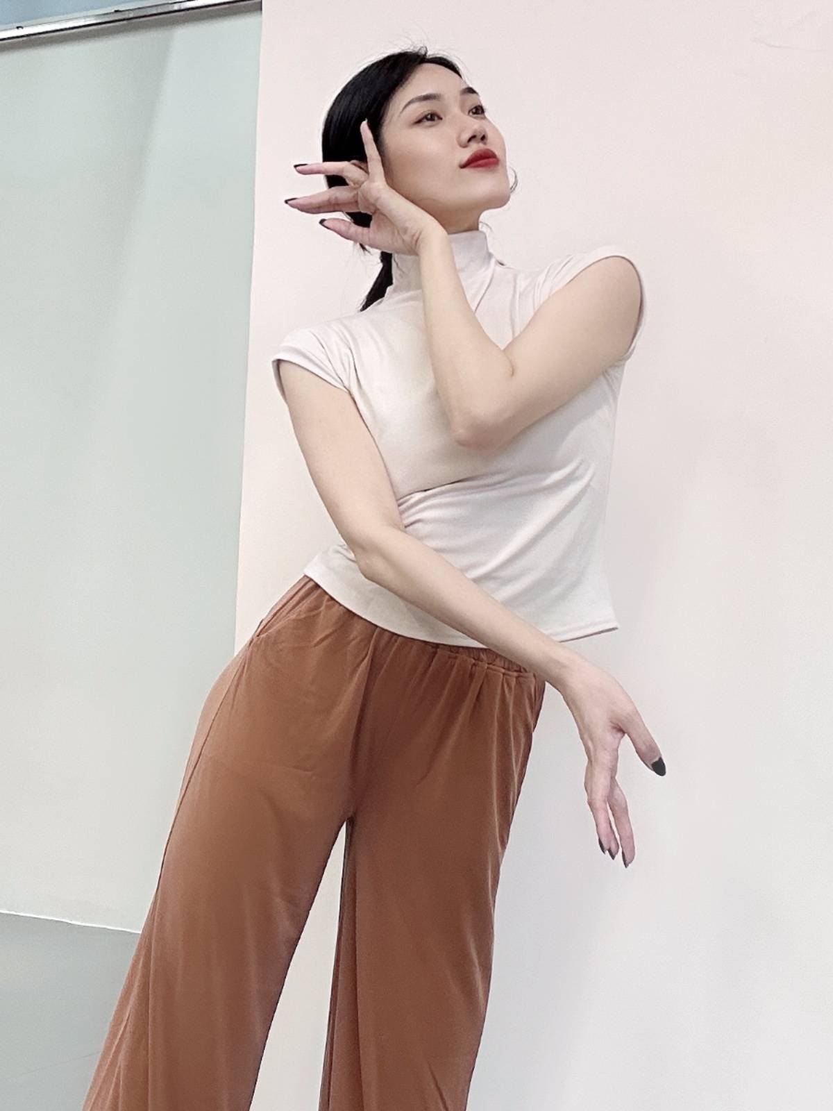 Modern dance exercise uniform small high -necked sleeveless vest top dance, showing temperament daily dancing base training uniform