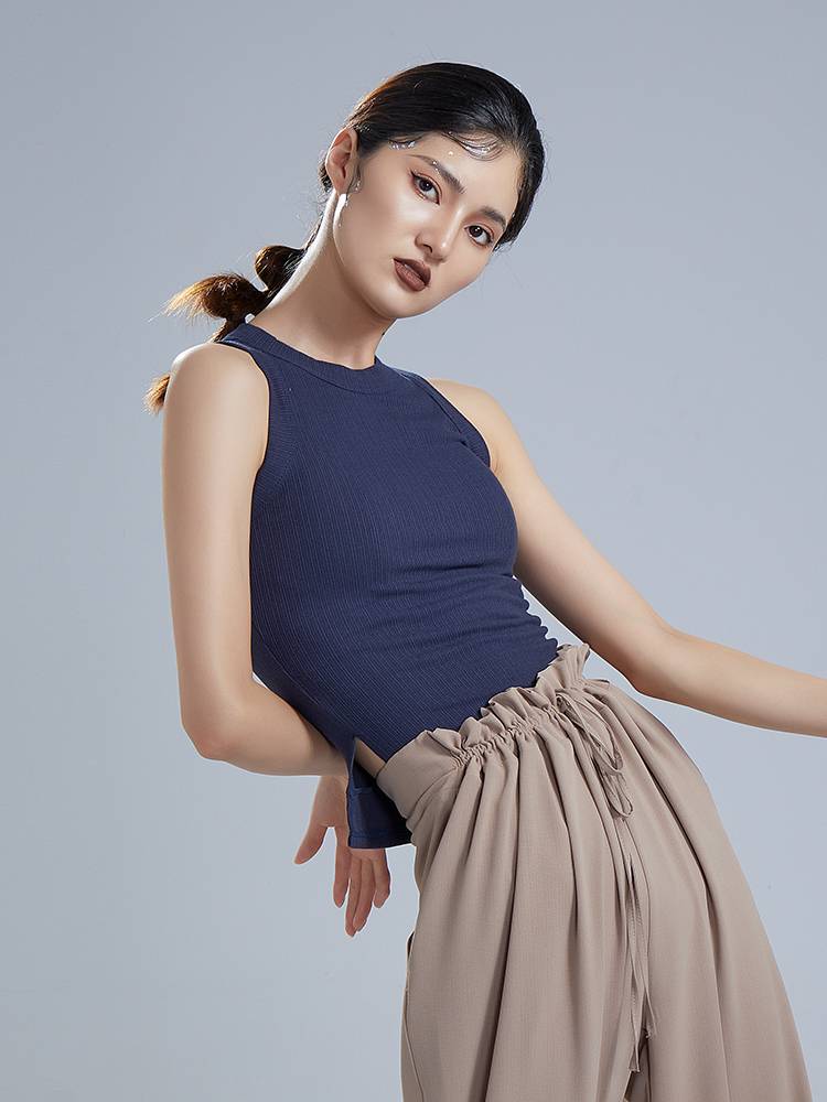 The cylindrical, modern-day lid-less vests open on both sides