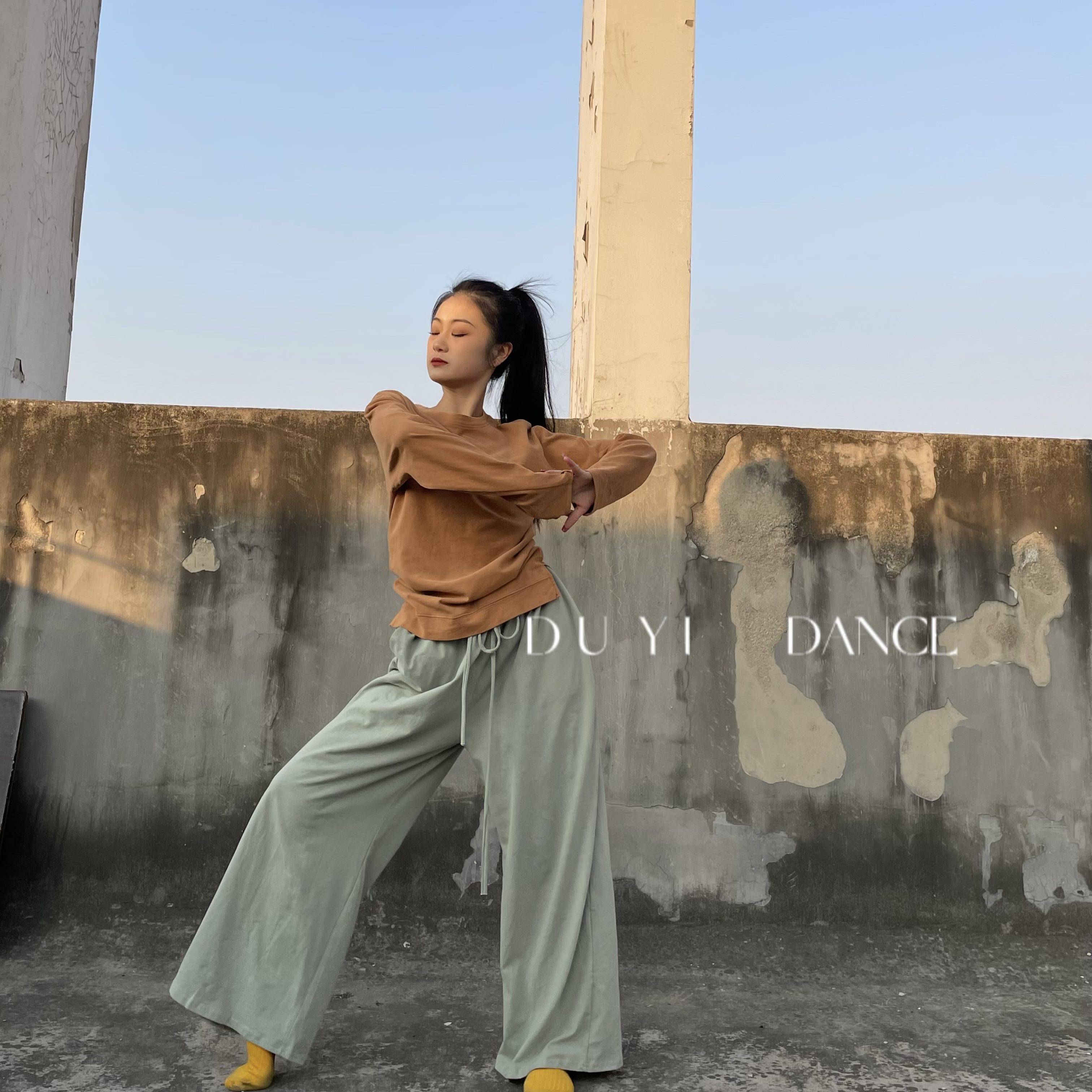 Modern dance training service men's and women's loose dance service classical T -shirt large size base training uniform cotton modern dance small split