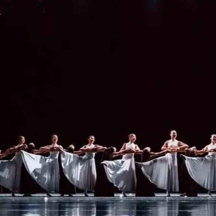 Modern dance performances our songs with the same dance service female May 4th youth chorus dress big skirt practice service