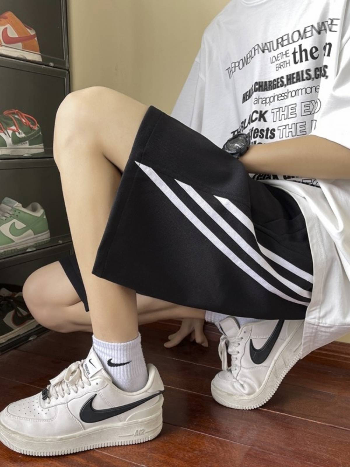 Three bars of sports shorts, with striped pants on the side