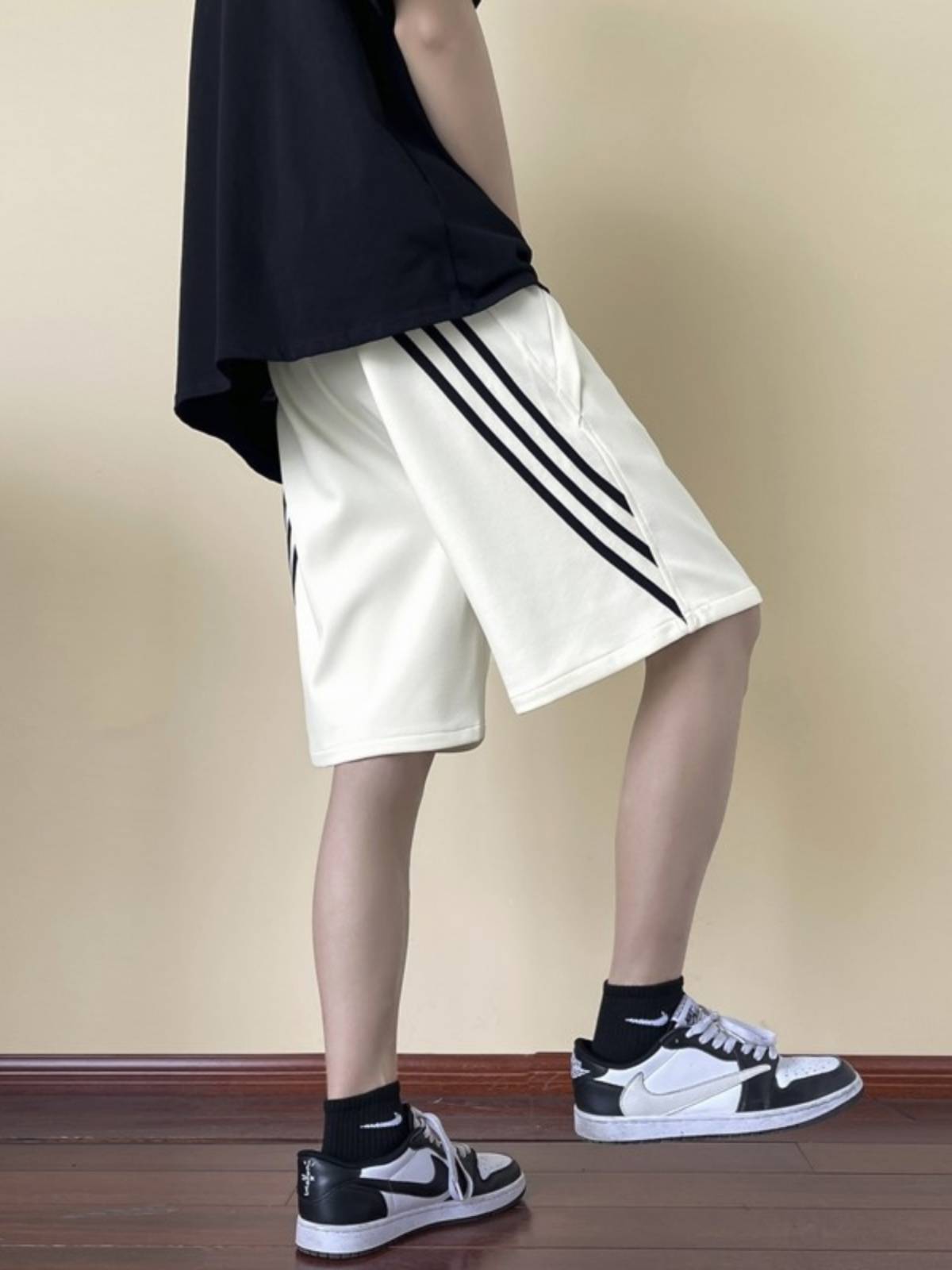 Three bars of sports shorts, with striped pants on the side