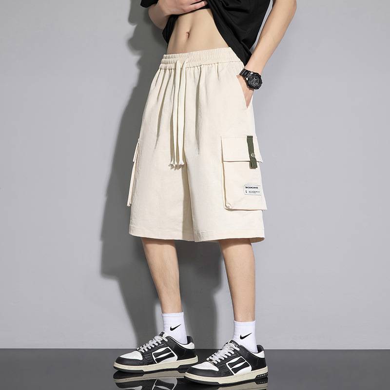 The black man in shorts, the new summer tweezers, the iced tweezers and the tweezers
