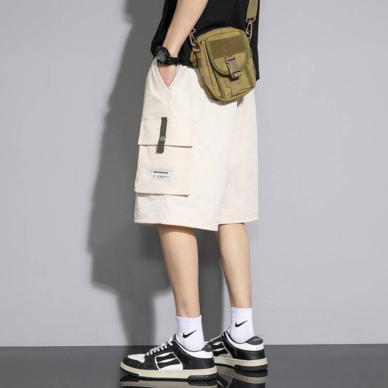 The black man in shorts, the new summer tweezers, the iced tweezers and the tweezers