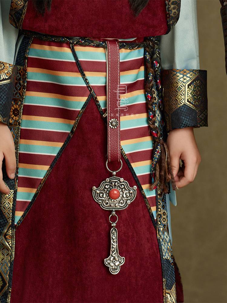 The Tibetan troupe of a silver-coloured national troupe