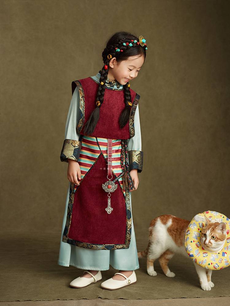 The Tibetan troupe of a silver-coloured national troupe