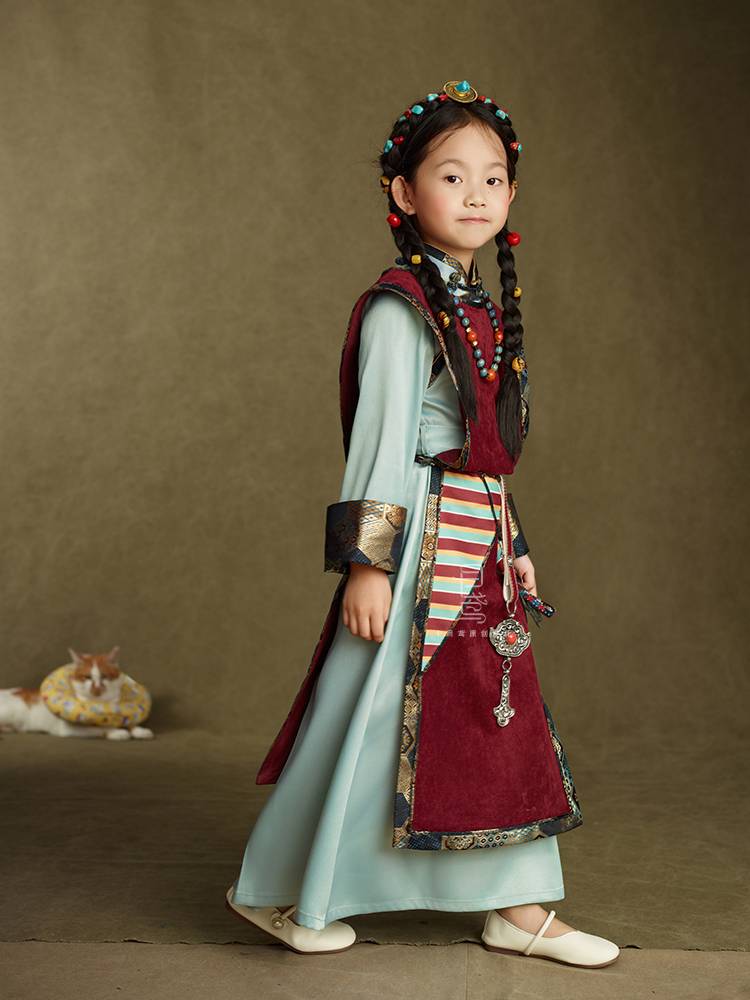 The Tibetan troupe of a silver-coloured national troupe