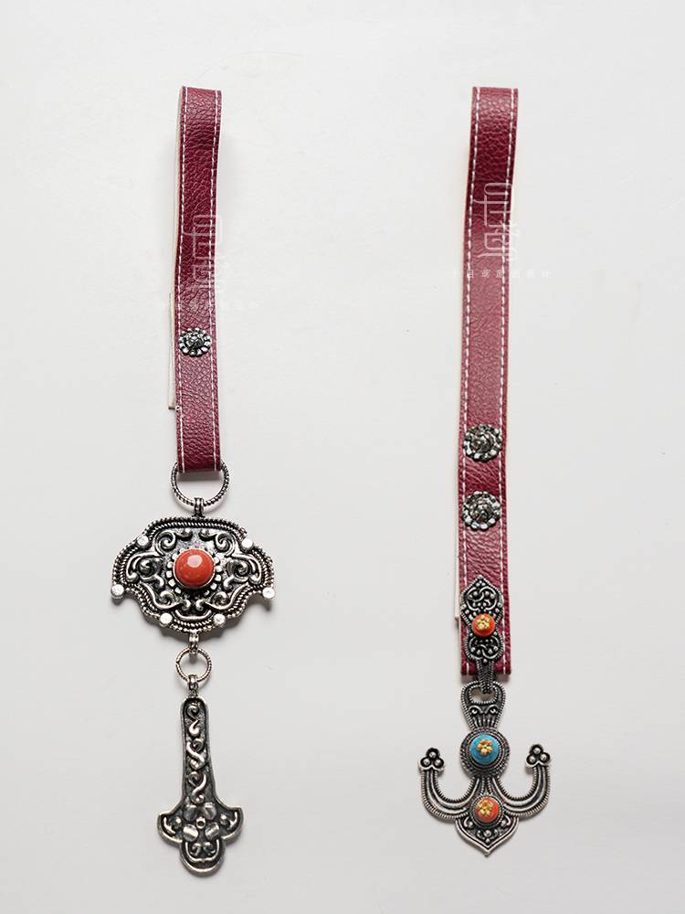 The Tibetan troupe of a silver-coloured national troupe
