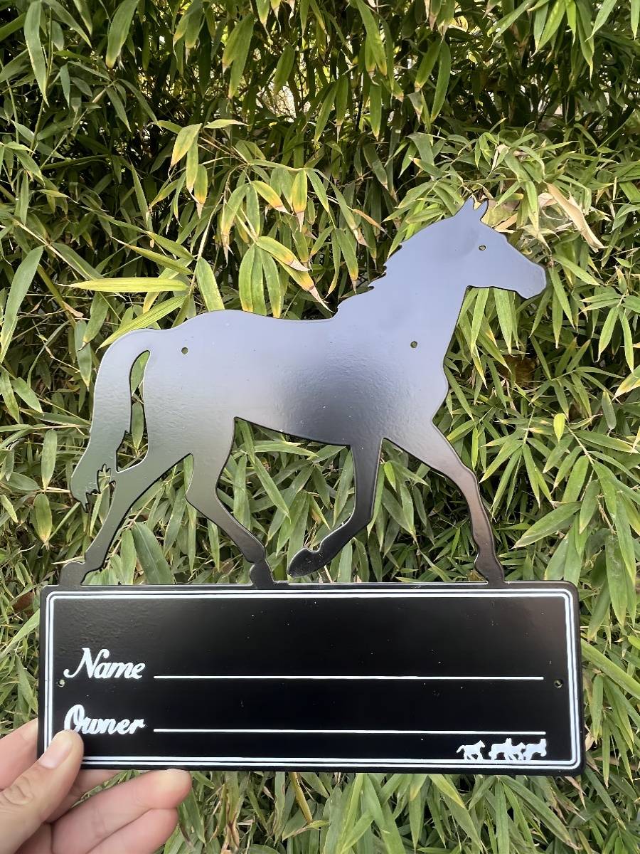 A horse's card, a horse's name, a horse's door, a horse's number, a number, a horse's sign