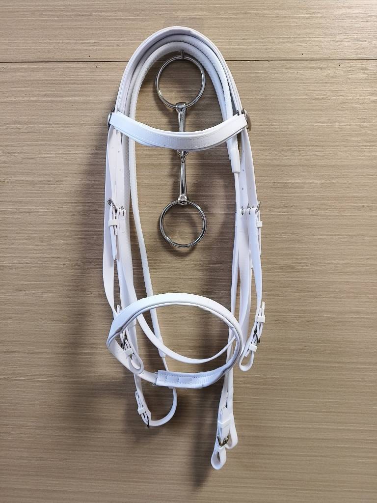 FROZEN PVC SQUEEZING WIRES 3 PACKS OF SNOUT TWIRLS AND NO HARD-ON HORSE-TO-HORSE FITTINGS DURING WINTER