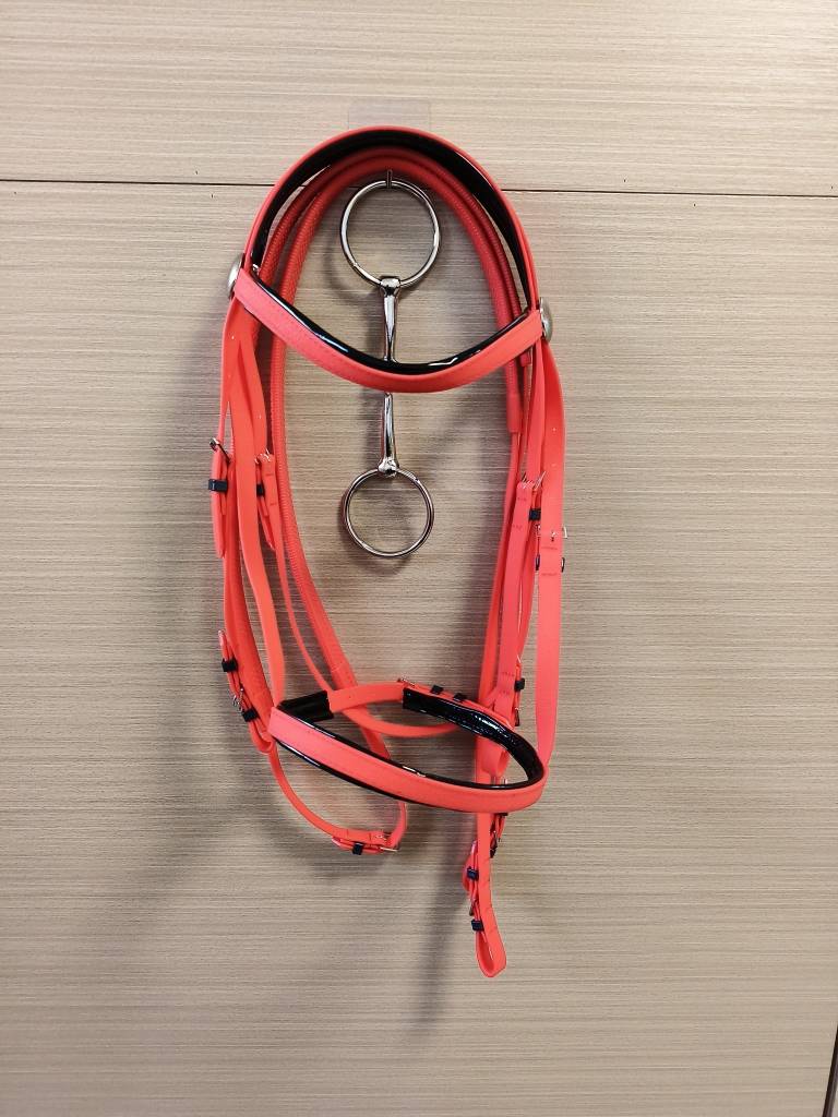FROZEN PVC SQUEEZING WIRES 3 PACKS OF SNOUT TWIRLS AND NO HARD-ON HORSE-TO-HORSE FITTINGS DURING WINTER